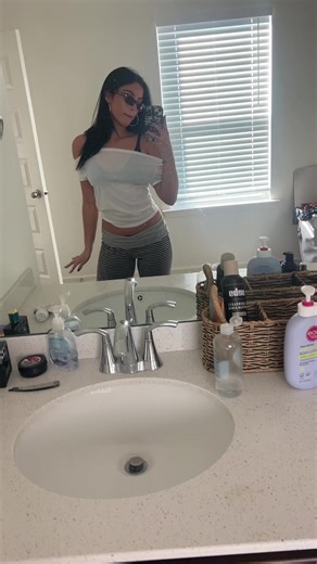 lily (@lily.sanchez1)’s videos with original sound - feeltheselyricsss