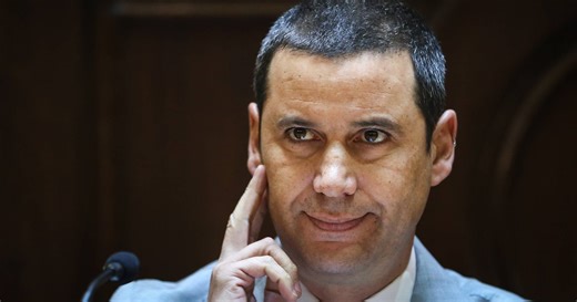 "É caricato que um dos possíveis causadores da situação ainda se mantenha no Governo"