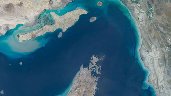 Guerre au Moyen-Orient : l’Iran ferme une nouvelle fois le détroit d’Ormuz, des bateaux iraniens ouvrent le feu sur un pétrolier - RTBF Actus