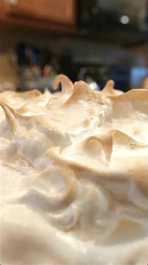 "I love meringue pie and it was by far my mother's favorite. I made her one every yr for her birthday. Actually I made 2...so I wouldn't be tempted to slice into hers.😁" Recipe in First (c.o.m.m.e.n.t ).👇 | Old fashioned recipe