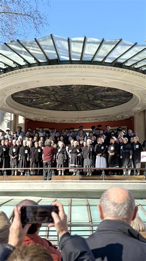 Agate Deuna, una de las tradiciones más autenticas de la cultura vasca 💚 Cada 4 de febrero (víspera de Santa Águeda), coros y cuadrillas recorren las calles de la ciudad cantando coplas tradicionales que acompañan golpeando el suelo rítmicamente con makilas (los palos de madera que puedes ver en el video). Se trata de una tradición ligada a la mitología vasca que busca terminar de despertar la tierra tras el solsticio de invierno a través de los golpes de las makilas. Agate Deuna euskal kultura