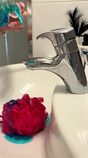 Loofah Radox Bubble Bath Squeezes. I’m so sorry guys I didn’t realise the camera was so far forward 🥺😪 but I hope you enjoy the delicious crunches and suds 🤤🧼🫧 #sudsysqueezes #sudsy #asmrsounds #fyp #loofah