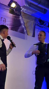 ✨✨✨✨✨✨✨✨✨✨✨✨✨✨✨✨ Srdo moja, ne srdi se na me“ – Safer Nišić Mladi i talentovani Safer Nišić još jednom je oduševio izvedbom pjesme „Srdo moja, ne srdi se na me“, snimljenom tokom našeg nedavnog gostovanja u Salzburgu. Safer je svojom toplinom, emocijom i iskrenim pristupom pjesmi unio posebnu čar, pokazavši da se bosanska sevdalinka i tradicionalna pjesma s njim imaju itekako svijetlu budućnost. #muamerkebic #safernisic #srdomoja #sevdah | Muamer Kebic