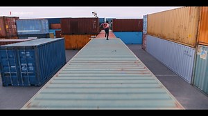 139K views · 332 reactions | 積み重なったコンテナの上で、キューマ軍のゴーケンに追い詰められたウサギ（土屋太鳳）が決死の大ジャンプを試みる。 身体能力の高さで圧倒するウサギのアクションシーンは、シーズン1同様、本作の見どころのひとつ。 #今際の国のアリス #AliceinBorderland2 #土屋太鳳 #ネトフリ #ネットフリックス #netflix | Netflix | Facebook