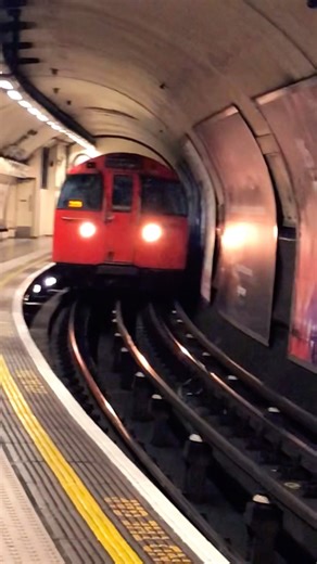 Bakerloo line 1972 Stock train arriving at Waterloo London Underground station #londonunderground