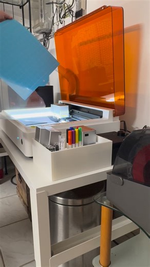 SIMONE STACHL | ALLEINERZIEHEND | CURVY | ADHS | AUTISMUS on Instagram: "Laser, Messer- und Stifte-Modul in einem Gerät – und genau das macht ihn so vielseitig. Anzeige/ Der xtool M1 Ultra von xTool ist für mich ein echtes Multitalent. In diesem Projekt habe ich mit nur einer Maschine drei komplett unterschiedliche Dinge umgesetzt: Ein individuell geplotteter Pulli mit Hitzefolie über den Messereinsatz, personalisiertes Geschenkpapier mit dem Stifte-Modul und zum Abschluss ein gelasertes und gra