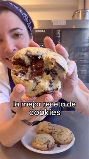 Praliné Bs As - Café, cookies y mas. on Instagram: "La mejor receta de cookies estilo NYC! Cantidades: 250 g manteca 225 g azúcar rubio 100 g azúcar común 520 g harina común 2 g sal 10g polvo de hornear 2 huevos y 1 yema 375 g chocolate cobertura picado #cookierecipe #chunkcookierecipe #bakeryowner #cookies #chocolatechipcookies #recetadecookies #recetasfaciles #buenosaires #pasteleria #argentina #easyrecipes"