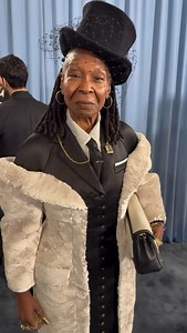Continuamos en #MetGala 2025 con #whoopigoldberg ⚫️ 🎥: Vogue Magazine #repost | People en Español