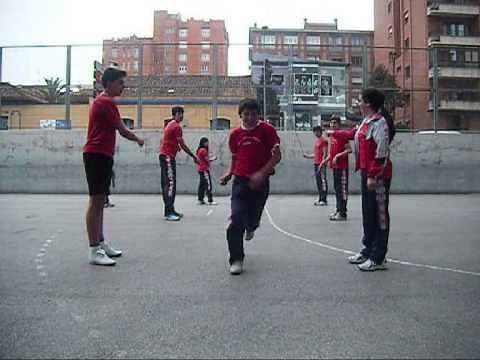 Ejercicios de comba. Educación Física 3º ESO. Codema (Gijón).