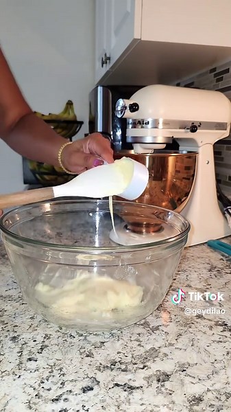 Mini Choco Pops Ingredientes: 3 cdas mantequilla sin sal 1/4 tza de azucar granulada 1/4 tza de leche condensada 1 cda de extracto de vainilla 1-4 cdas de leche (temp. ambiente) 3/4 tza de harina de trigo integral 2 cdas de Cocoa Powder 1 cdta de Baking Powder Pisca de sal Hornear 320°F - 12 a 14 mins #recetas #tiktok #tiktok #parati #foryourpage