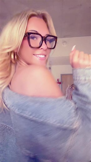 Oh hey birthday #birthday #nineteen #19 #cakesandcandles