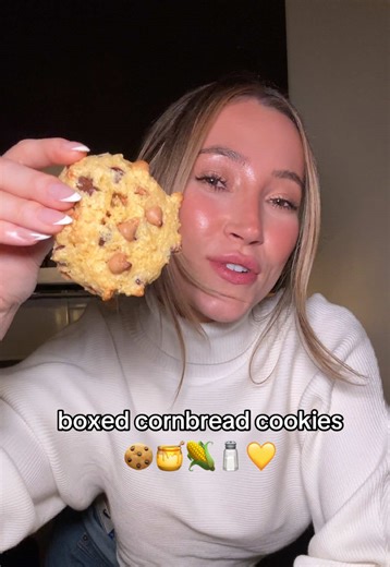 BOXED CORNBREAD BUT MAKE IT COOKIES 😋🍪🌽 These caramel chocolate chip corn bread cookies COULD not be easier and such a great hack to use up that boring boxed cornbread. RECIPE DETAILS One box of the Trader Joe’s gluten free boxed cornbread 1 egg 3/4 cup milk of choice 1/4 cup oil of choice Caramel and Chocolate Chips (measure with your heart) 1 tsp maple syrup (optional) Mix together ingredients in a large mixing bowl. Preheat oven to 375°. On a parchment paper lined pan. Add cookies to the o