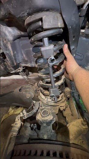 Mechanic Tips - How To Use A Coil Spring Compressor Properly￼ #mechanic #dieselrepair #snapon