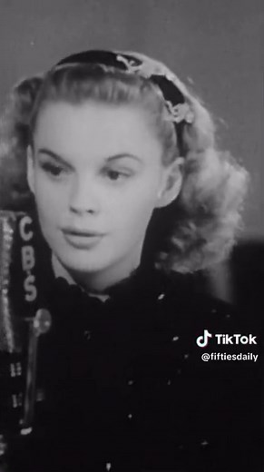 Judy Garland 'Somewhere over the Rainbow' Live Performance (1943)