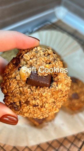 𝐁.𝐍𝐮𝐭𝐫𝐢 on Instagram: "Healthy soft coockies 😍🍪 🇬🇷 👩🏻‍🍳ΥΛΙΚΑ: 2 ώριμες μπανανες 2 κουπες βρωμη 1/2 κούπα αμύγδαλα 1/2 κούπα άλειμμα καρπου 1/2 κούπα μέλι 2 κ.γ. κανέλα 2 κ.γ. βανίλια 1️⃣Ανακανεύτεις πρώτα όλα τα υγρά υλικά και στην συνέχεια όλα τα στερεά και τα αναμειγνύεις. 2️⃣Πλάθεις μπισκότο 40γρ. και ψήνεις για 10’ και enjoooooy🙈🙋🏻‍♀️❤️ _____________________________
