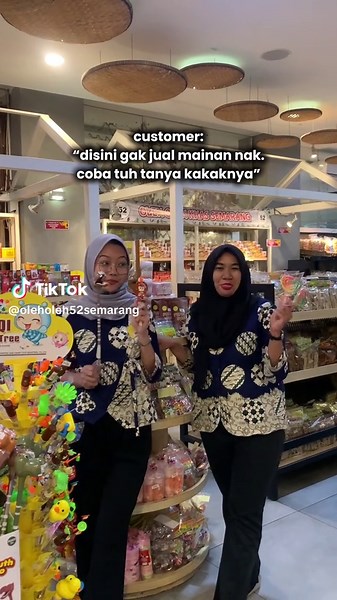 di 52 emang apa aja ada bestie, mainan doang mah 52 juga ada. tapi kalo km di posisi emak-emak ini kalian bakal gimana?beliin atau engga ya xixi🤭👀. 📍Outlet Siliwangi Jl. Jenderal Sudirman No. 134 📍Outlet Madukoro Jl. Madukoro Raya No. 3 📞More Information 024 7617762 / WA 0895 6170 70030 #oleholeh52semarang #oleholehsemarang #oleholehsmg #kulinersemarang #bandengpresto #wingkobabat #bakpia #lumpiasemarang