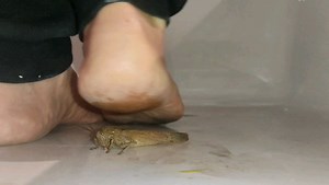 I love to crush with dirty feet 🫣