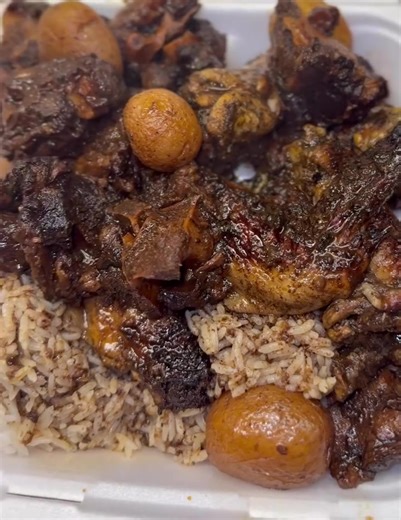 🔥 Oxtail & Jerk Wing Combo 🔥 Five jerk wings plus 7–9 tender pieces of oxtail, slow-cooked with potatoes and carrots, served over jasmine rice. Big flavor, Caribbean style 😮‍🔥 📍 Open Caribbean Kitchen 4735 Poplar Level Rd. Suite 1 Louisville, KY 40213 ⏰ Tue & Sun: 11:30 AM – 7 PM ⏰ Wed–Sat: 11:30 AM – 9 PM #OpenCaribbeanKitchen #Oxtail #JerkWings #OxtailAndWings #CaribbeanFood #FoodReels #SoulFood #Foodie #LouisvilleFood #EatLocal #SupportLocal #BlackOwnedBusiness #ComfortFood #FreshCooked 