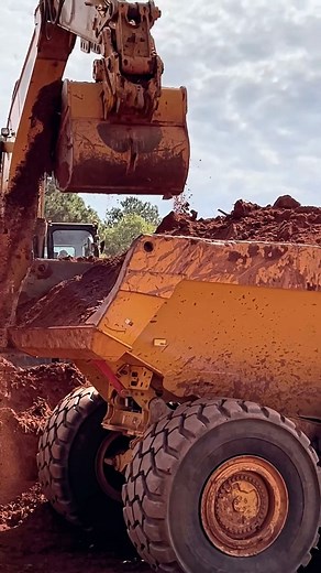 1.4K views · 36 reactions | Keep swinging dirt and feeding those trucks! — WORK THE DIRT — #workthedirt #digitdigitalgps #heavyequipment #dirtwork #construction #earthmoving #earthwork #earthmover #excavator #excavatorlife #excavating #contractor #bluecollar @trimblecec sitech_south | Dig-It Digital GPS | Facebook