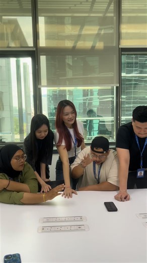 So...we've tried this challenge. I think we're pretty good at this (? That “And I~” hits different every time 😮‍💨🎶 But can you tap the beat just before it drops? #TNGeWallet #WhitneyHoustonChallenge | Touch ‘n Go eWallet