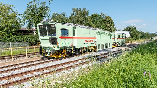 Not your typical yellow machine: This video shows the trial operation of the continous classic 09-16 CSM for Japan. #machine #fleet #infrastructure | Plasser & Theurer