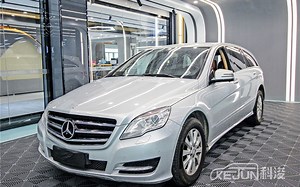 奔驰R350内饰经过改装后焕然一新，给你带来舒适的乘坐体验