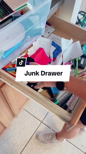 Junk drawers should be a mash up of go-to items that don’t already have a home #junkdrawer #junkdrawercleanout #junkdrawerorganization #junkdrawers #organization #organizing