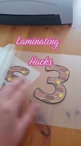 Teacher hacks for the classroom: laminating edition! Try these top laminating hacks to save time in the classroom ✨ #teacherhacks | Twinkl Resources