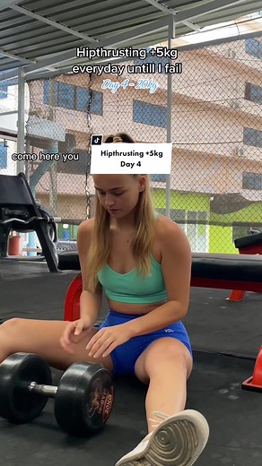 Back to the dumbells on day 4! Loved this colorcombo by the way 💙💚 #whatsmymax #glutesworkout #hipthrusting #hipthrustprogress #gympr #fitdutchies #hipthrustchallenge #decultnl #rpe10