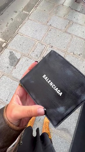 Did someone lose a wallet?👀 Once again Balenciaga has outdone itself with this invitation at the SS23 Show. #balenciaga #denna #demnagvasalia #fashionweek #ParisFashionWeek #paris #runway #fashion