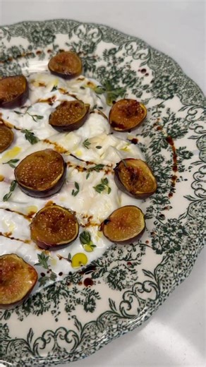 17K views · 73 reactions | Roasted figs with burrata cheese 襤 Cut figs in half Place in a pan and drizzle with some olive oil Roast for 12 mn at 200 degrees C the brown from the top a little Add figs to burrata Drizzle with olive oil and good balsamic vinegar Add some thyme and salt Enjoy with hot toasted sourdough bread! | Healthylicious by Sara | Facebook