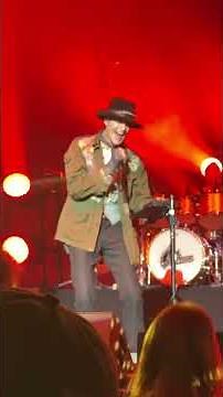 video showing what caused Perry Farrell to attack Dave Navarro at Jane's Addiction show 9/13/24