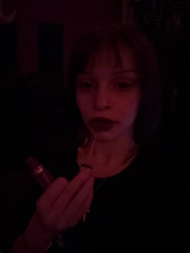 Besar su rostro con lápiz labial 😛