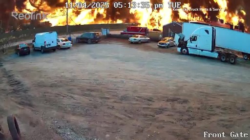 火柱を目前に避難する人の姿も 米ケンタッキー州の貨物機墜落事故、発生の瞬間をカメラが捉える（字幕・5日）