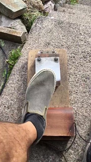 This is my modified Log-a-rhythm foot stomper. Kick drum on the heel and snare/tambourine on the toes. Operated by left foot. Logjam #stompbox #logarhythm | Vince Lee - Blues Guitarist