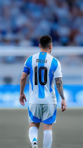 Zortexx 👾 on Instagram: "1997년 개봉한 영화 Titanic은 잭과 로즈의 운명적인 사랑을 통해 비극 속에서도 오래 남는 감정의 깊이를 보여주는 작품입니다. 화려한 연출보다 인물의 감정에 더 집중한 제임스 카메론 감독의 스타일은 지금 다시 봐도 묘하게 가슴을 울리죠. 배가 침몰하는 장면이 아닌, 두 사람이 서로를 바라보던 순간들이 더 강하게 기억에 남는 영화이기도 합니다. 이 감정을 완성해주는 곡이 바로 셀린 디온의 *“My Heart Will Go On”*입니다. 처음 들으면 잔잔한데, 어느 순간 자연스럽게 가슴이 벅차오르는 느낌을 줍니다. 특히 후반부의 고조되는 보컬은 영화 속 잭과 로즈의 마지막 장면과 겹쳐지면서 괜히 마음이 서늘해지기도 하고요. 많은 분들이 “이 노래가 나오면 왜 그 장면이 자동으로 떠오르는지 모르겠다”고 말하는데, 그만큼 영화와 음악이 자연스럽게 얽혀 있는 곡입니다. 1998년 아카데미 주제가상을 비롯해 여러 상을 휩쓴 건 단지 인기