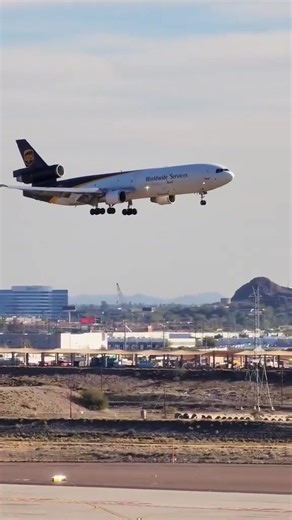 You’ve never seen such a buttery landing 🧈 📸: @justplanefit #UPSairlines #prepareforlanding #avgeeks #flyover