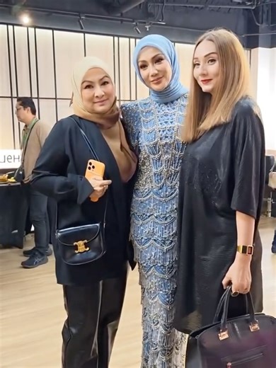 Princess Sayang on Instagram: "🖤 🎥 🎤 🖤 Dia adalah seorang Ratu. A beautiful, kind and warm Ratu that anybody that knows her can’t help but be drawn in by her. Ratu ku @errafazira thank you for simply being you, a Queen of the people’s hearts. 🩵💙 📸 @reza8179 Konsert Sembilu The Reunion | 7 Feb 2026 | Stadium Axiata Arena Bukit Jalil Kuala Lumpur #ADashOfSash💋 #CommittedToTheCelopians #DiaryOfADevotedDomesticatedDabawi #TheElusiveFairytaleOfTheHalfBloodPrincessSayang"