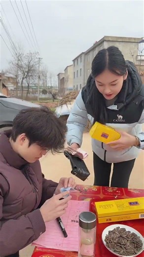 Since my younger brother is getting married, the older sister shouldn't be too stingy!