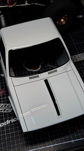 I enjoy adding panel line accents in the final stage of painting to highlight the details. Use Tamiya panel line accent black for that :) #scalerccrawler #rccrawler #rctrucks #scalerctruck #scalerc #custompaint #rc4wd #vanquishproducts #painting | 박길호