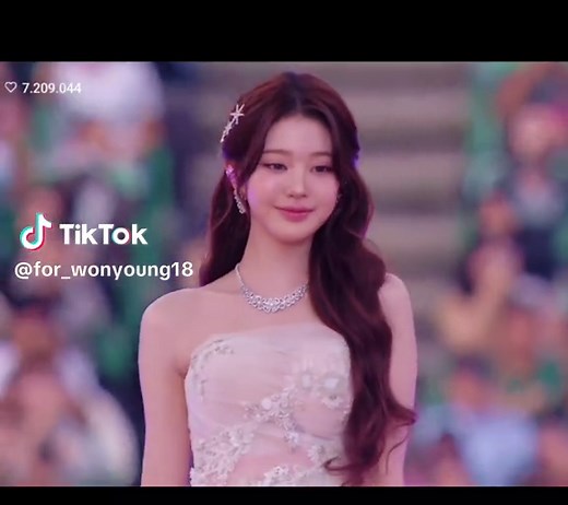 Wonyoung AAA 2025 Opening Performance Highlights