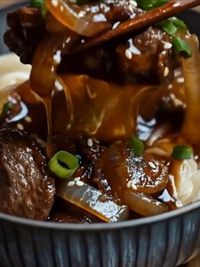 Recette Bœuf Caramélisé aux Oignons et Sauce Soja Ingrédients: 1. 500 g de bœuf (rumsteak ou filet mignon), coupé en fines lamelles 2. 3 gros oignons, émincés 3. 3 cuillères à soupe de sauce soja 4. 2 cuillères à soupe de miel liquide 5. 2 cuillères à soupe d’huile végétale 6. 2 gousses d’ail, hachées finement 7. Poivre noir moulu, au goût 8. Graines de sésame et ciboule pour la garniture (facultatif) 9. Riz cuit, pour servir Instructions: 1. Préparer le Bœuf Caramélisé aux Oignons et Sauce Soja