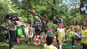 Mehrere hundert große und kleine Besucher haben heute im Zoo Karlsruhe den 50. Geburtstag von Douglas, besser bekannt als Rosalinda, gefeiert. Hier kommt das Video von der Geburtstagsparty. | Zoologischer Stadtgarten Karlsruhe