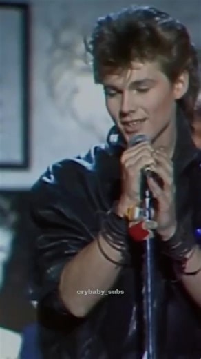 TAKE ON ME, LA CANCIÓN MAS EMBLEMÁTICA DE LOS 80s 🇳🇴 Perteneciente a primer disco de la banda Noruega, este éxito es uno de los pocos éxitos del siglo 20 que a superado los mil millones de reproducciones en YouTube. Fue compuesta por Pål Waaktaar y Magne Furuholmen, guitarrista y tecladista de A-Ha, cuando formaban parte del grupo Bridges, en Noruega. En 1982 se unieron a su amigo de escuela Morten Harket, quien les dijo que la melodía introductoria del tema tenía un “sonido universal”. Dirigi