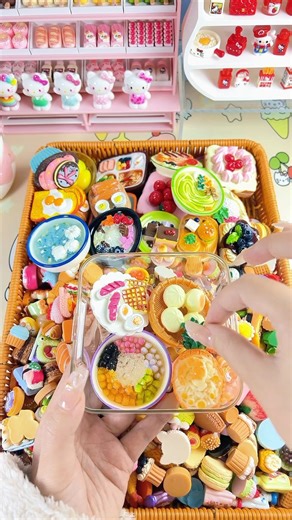 Sis Studio on Instagram: "Kayla said, she’s gonna make a lot big and small fridge magnets with these food charms 😊😊 #asmr #asmrpackaging #asmrpacking #asmrpackingorders #asmrvideo #asmrsounds #kawaiicharms #asmrpacking #charms #resincraft #resincharms #resincharm #minifood #minifoods #foodcharms #foodcharm"