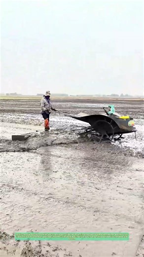 Comment les agriculteurs utilisent des tracteurs à main pour préparer le sol
