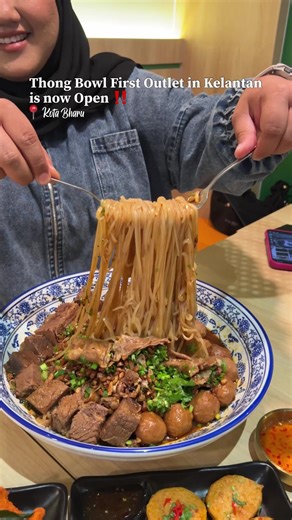 Finally, Thong Bowl buka doh dekkat Kelate, lama dah min duk tunggu. min sendiri dh try menu viral dia hok besar tuu, bagi min meme worth the hype, sedappp wehh. sor mangkuk besar tuu boleh share 4-5 pax, Mega Thai Green Tea tu pun min try dah, meme puas hatii dooh. byk lagi menu menu lain hok menarik 📍Thong Bowl, Level G Aeon Mall, Kota Bharu #MakanLokal #FoodHunting #KelantanFoodie #ThongBowlKelantan @Thong Bowl @Thong Cha