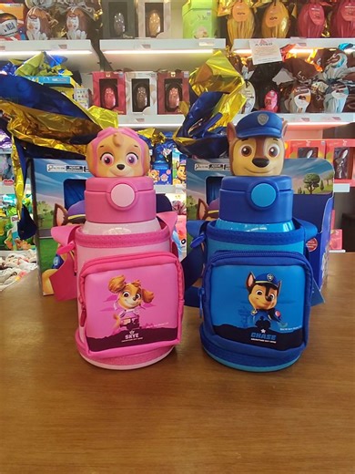 Os ovos da Patrulha Canina chegaram e estão simplesmente lindíssimos! 🐶✨ As garrafinhas da Skye e do Chase são a escolha perfeita para encantar as crianças nesta Páscoa. Além de fofas, acompanham uma bolsinha prática para levar a garrafinha pra todo lugar ❤️ e ainda incentivam um hábito super importante: beber água 💧 Vem pra Cacau Show garantir o seu ovo de Páscoa da Patrulha Canina e deixar essa data ainda mais especial! 🐾🍫 #PáscoaCacauShow #PatrulhaCanina #Páscoa2026 #Skye #Chase 💙🐶