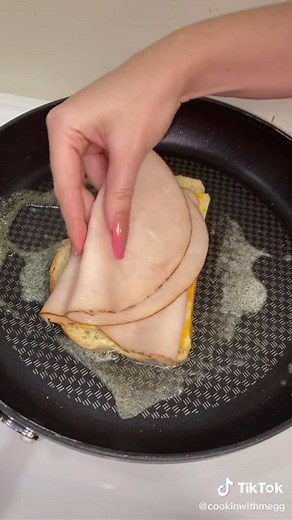 Who doesn’t love a lazy dinner ? #turkeymelt #food #foodie #foodtok #foodtiktok #meal #dinnerwithme #sandwich #quickdinner #eat #recipes #quick