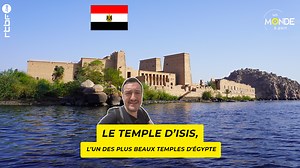 C'est un incontournable dans le sud de l'Égypte. 🇪🇬🇪🇬 L'un des plus beaux temples du pays. 😍 Situé sur l'île de Philae, le temple d'Isis, une déesse adorée par les Égyptiens, est tout simplement splendide ! Ce lieu est chargé d'histoires, parfois très étonnantes ! 🤫 | Un Monde à part - RTBF